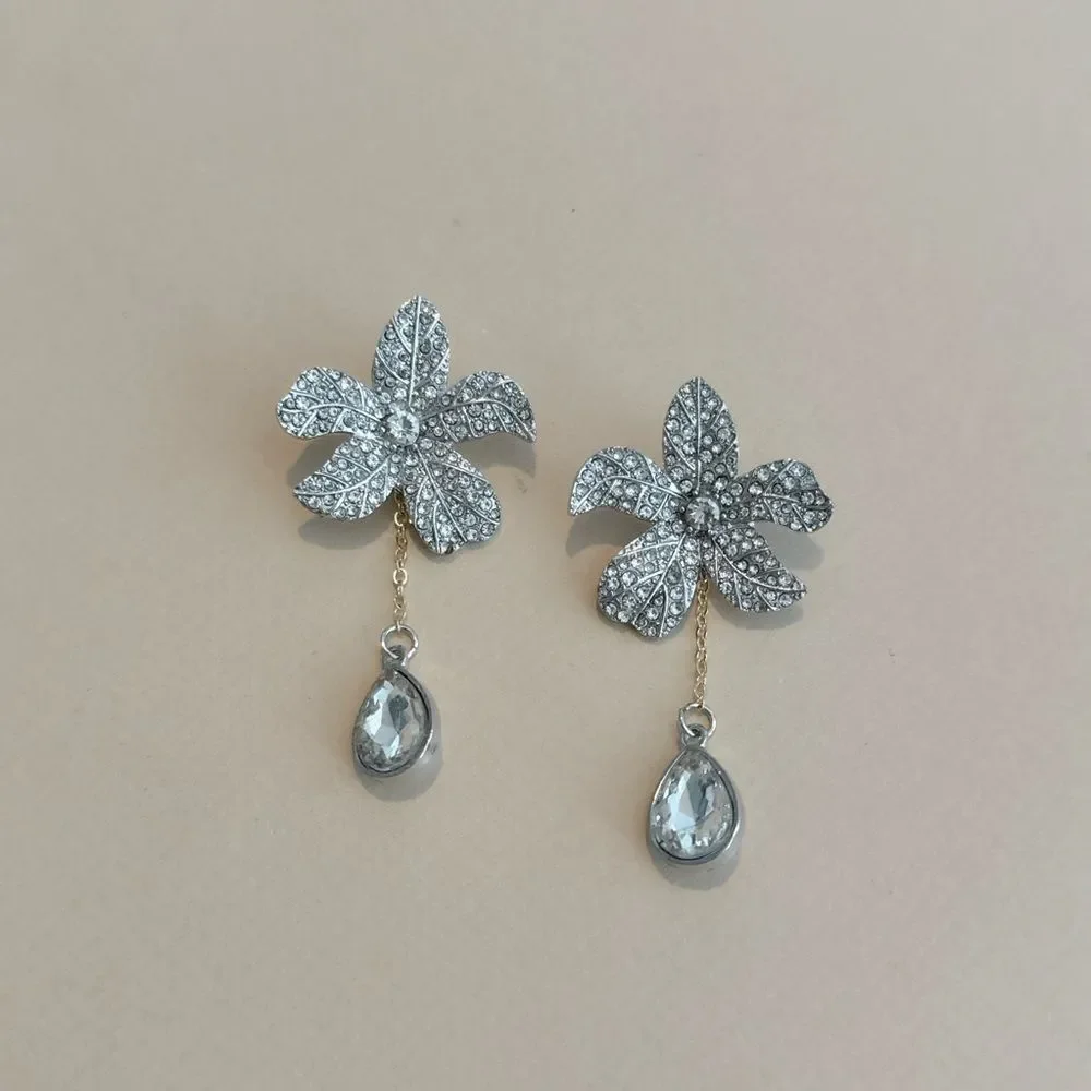 Flower statement earrings - Picture 2 of 4